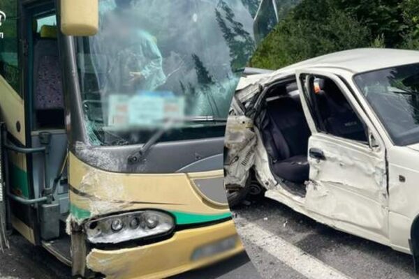 На Львівщині Daewoo Nexia врізався в автобус: загинув пасажир, двоє травмовані