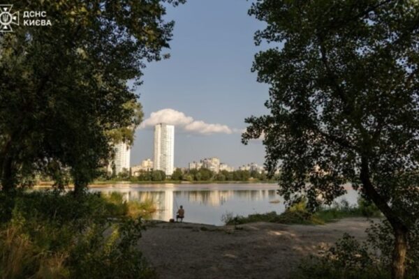 ДСНС офіційно завершила збір нафтопродуктів на Кирилівському озері у Києві