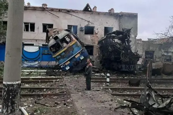 Після удару БПЛА по поїзду «Суми – Київ» залізничники усувають наслідки на дільниці