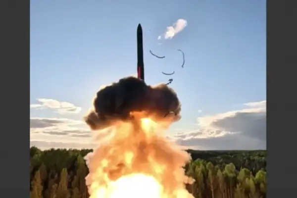 Скриншот відео запуску міжконтинентальної балістичної ракети з космодрому Плесецьк