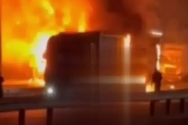 Сибіга повідомив про удар по АЗС біля «Ягодина»: пошкоджені вантажівки, кордон тимчасово зупиняли