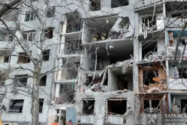 Нічний удар КАБами по житловому будинку у Харкові: хто постраждав і як рятувальники працюють на місці