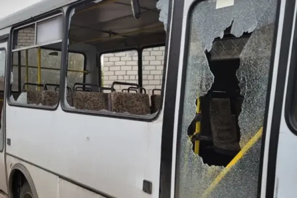 Дрон атакував маршрутне таксі в Херсоні: шестеро людей поранені